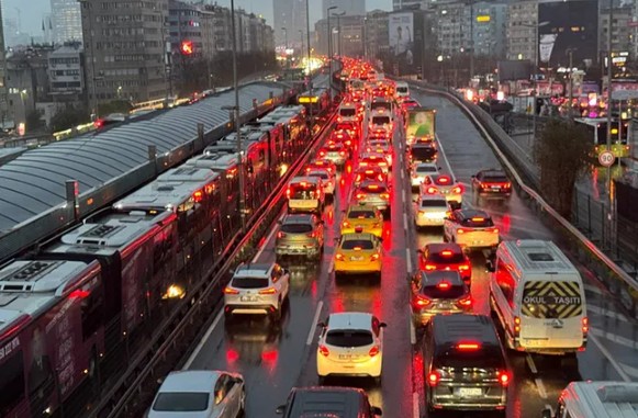 İstanbul'da trafik resmen durdu! Yoğunluk yüzde 90'a ulaştı